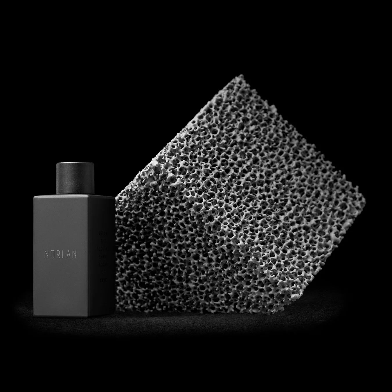 Vam Monolith Diffuser with Vam Terrain Fragrance inspired by Scottish regions and developed for the whisky ritual.