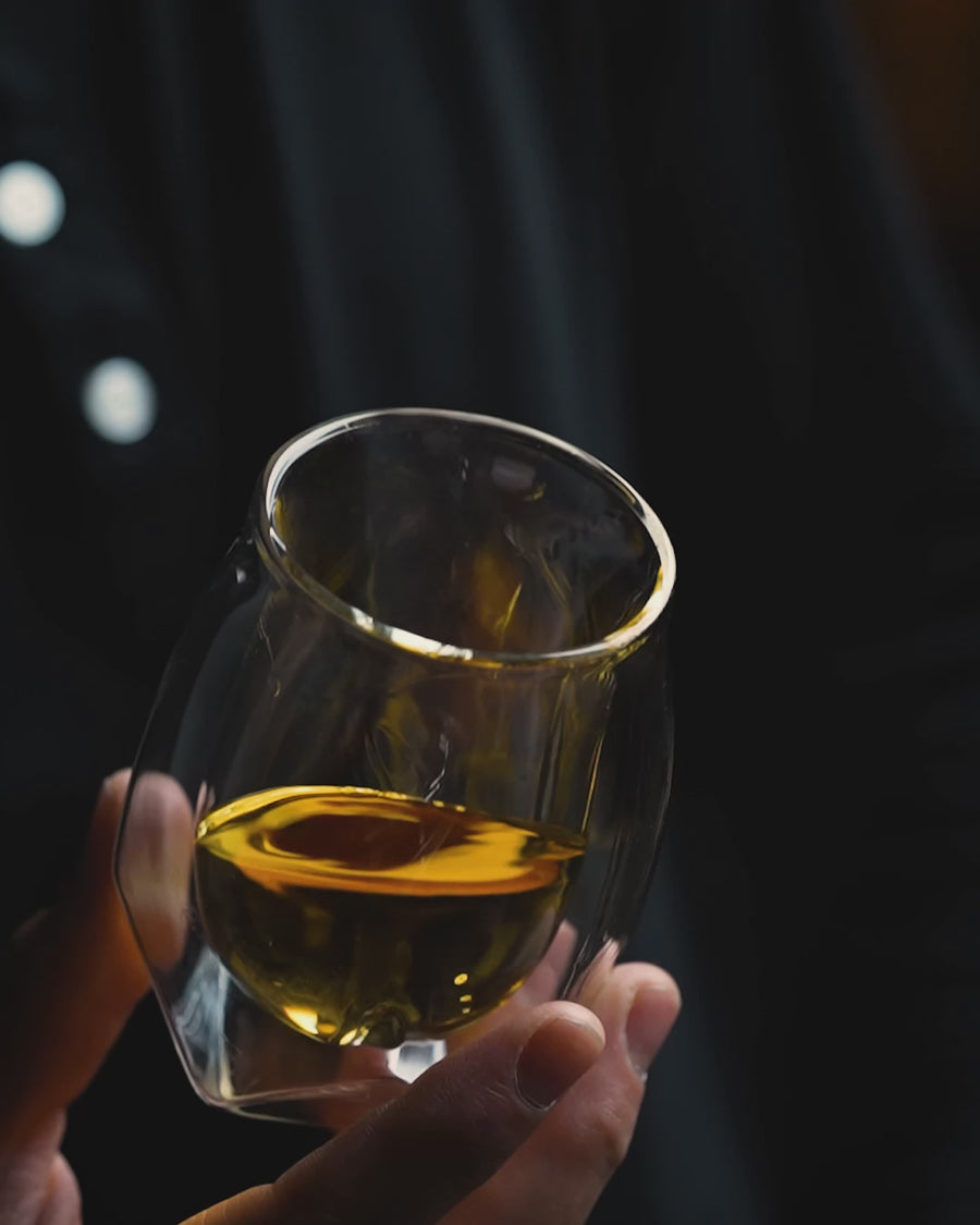 A looping video that demonstrates the aeration features of the Norlan Whisky Glass. A person is holding the glass and swirling his whiskey with one hand in the glass. 